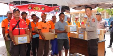 Hari Bhayangkara ke- 78 Polres Tual Bagi Sembako