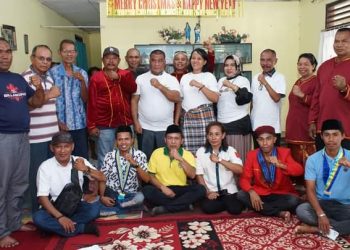Foto: Pose bersama Pasangan Maryadat di salah satu rumah warga