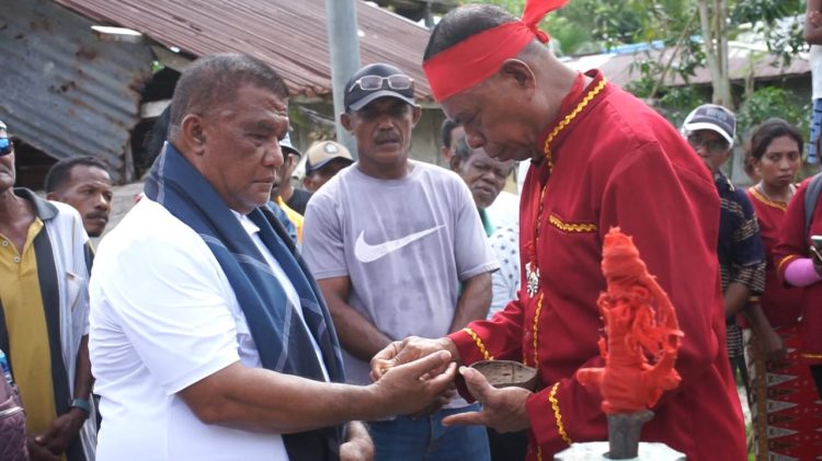 Laksanakan Prosesi Adat, Keluarga Besar Hollat Di Sambut Hangat Oleh Keluarga Ohoilim