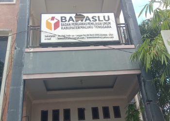 Ratusan Masa Unjuk Rasa Ke Bawaslu dan KPU Maluku Tenggara.