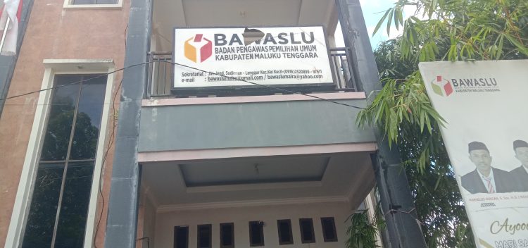 Ratusan Masa Unjuk Rasa Ke Bawaslu dan KPU Maluku Tenggara.