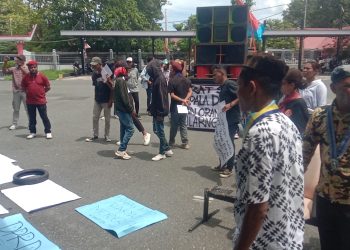 Pendemo Desak Pemda Dan DPRD Malra Segera Selesaikan Persoalan JAMKESDA