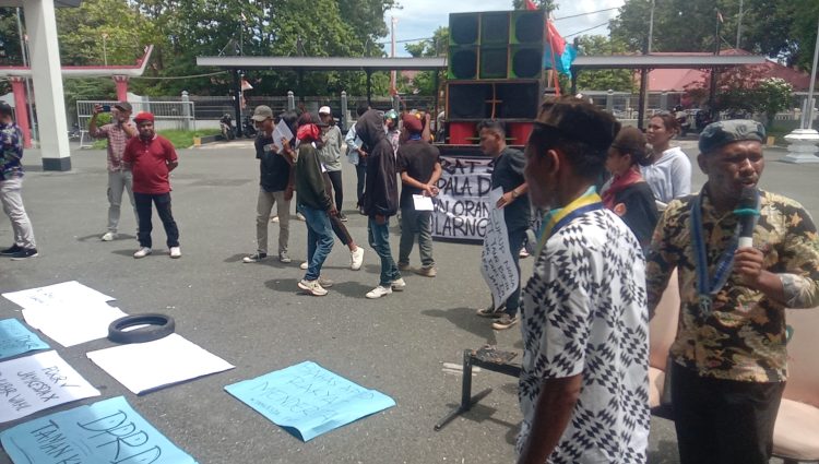 Pendemo Desak Pemda Dan DPRD Malra Segera Selesaikan Persoalan JAMKESDA
