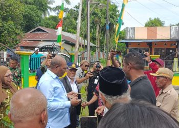 Wagub Lakotani Serahkan 5 Ekor Hewan Kurban di Kaimana.