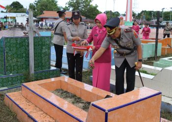 Polres Kaimana Kunjungi TMP dan Tabur Bunga di Pelabuhan Jelang HUT Bhayangkara ke 79