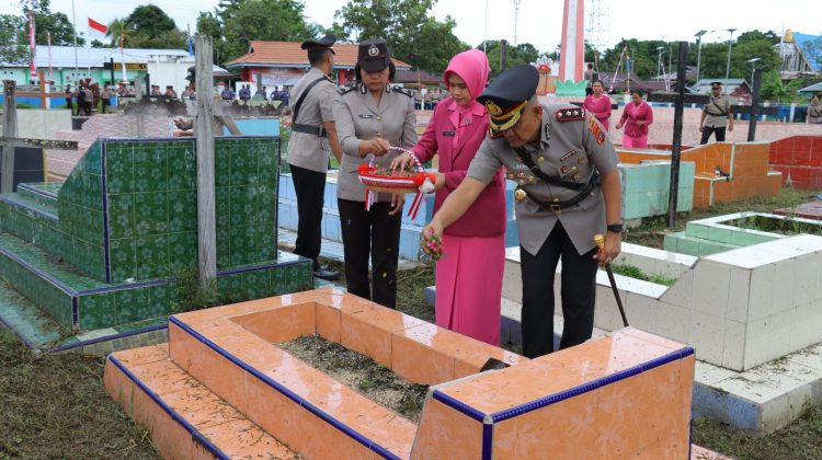 Polres Kaimana Kunjungi TMP dan Tabur Bunga di Pelabuhan Jelang HUT Bhayangkara ke 79