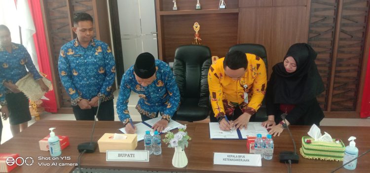 Dapat Santunan BPJS Ketenagakerjaan, Bupati Kaimana harap manfaatkan dengan baik