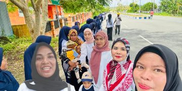 Siswa SMPN 7 Kota Tual Bentuk Pagar Betis Sambut Wapres Gibran