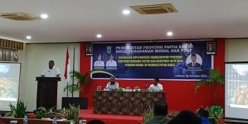 Wakili Bupati, Dedy Ombaier membuka secara resmi sosialisasi LKPM di Kaimana