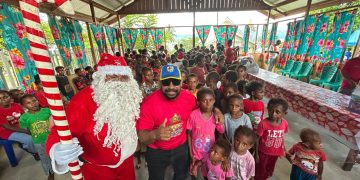 Jelang Natal Pemuda, KNPI Kaimana bagi Bingkisan Natal