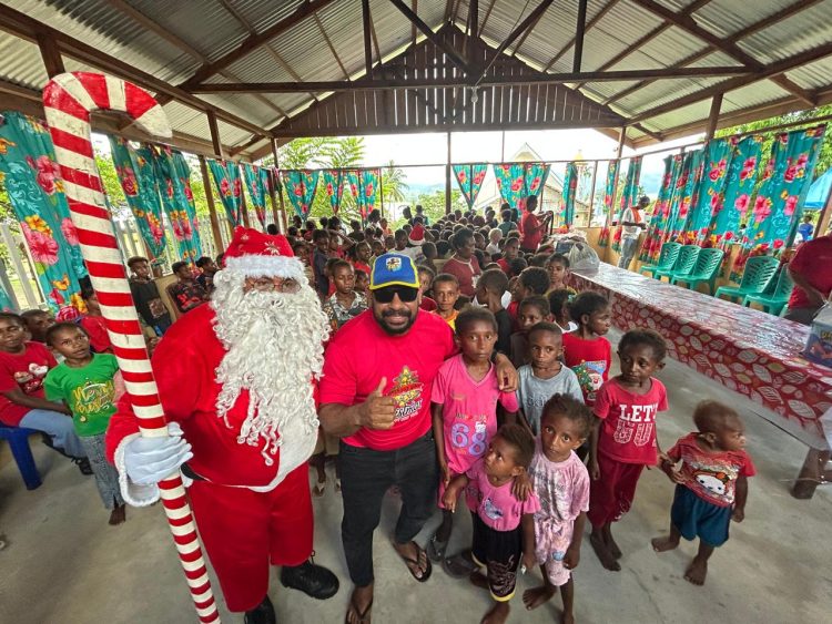 Jelang Natal Pemuda, KNPI Kaimana bagi Bingkisan Natal