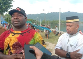 Mampir di Air tiba, Wabup Isak Waryensi borong Takjil