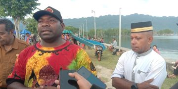 Mampir di Air tiba, Wabup Isak Waryensi borong Takjil