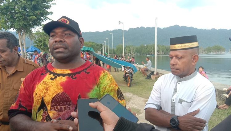 Mampir di Air tiba, Wabup Isak Waryensi borong Takjil