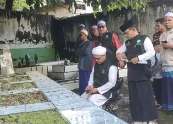 Kiai Imron Rosidi dan Panitia KBRA Ziarah ke Makam Karamat Para Habaib