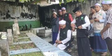 Kiai Imron Rosidi dan Panitia KBRA Ziarah ke Makam Karamat Para Habaib